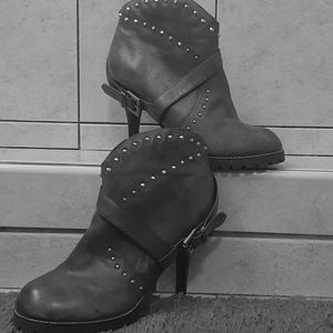 Low cut heel boots